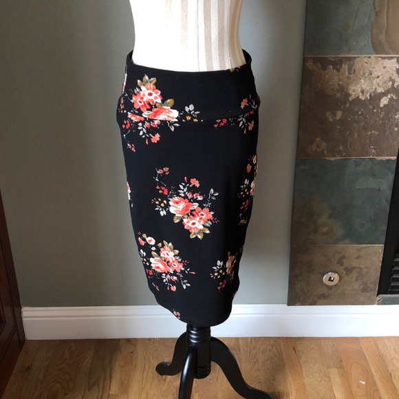 LuLaRoe Dresses & Skirts - Lularoe Cassie Floral skirt